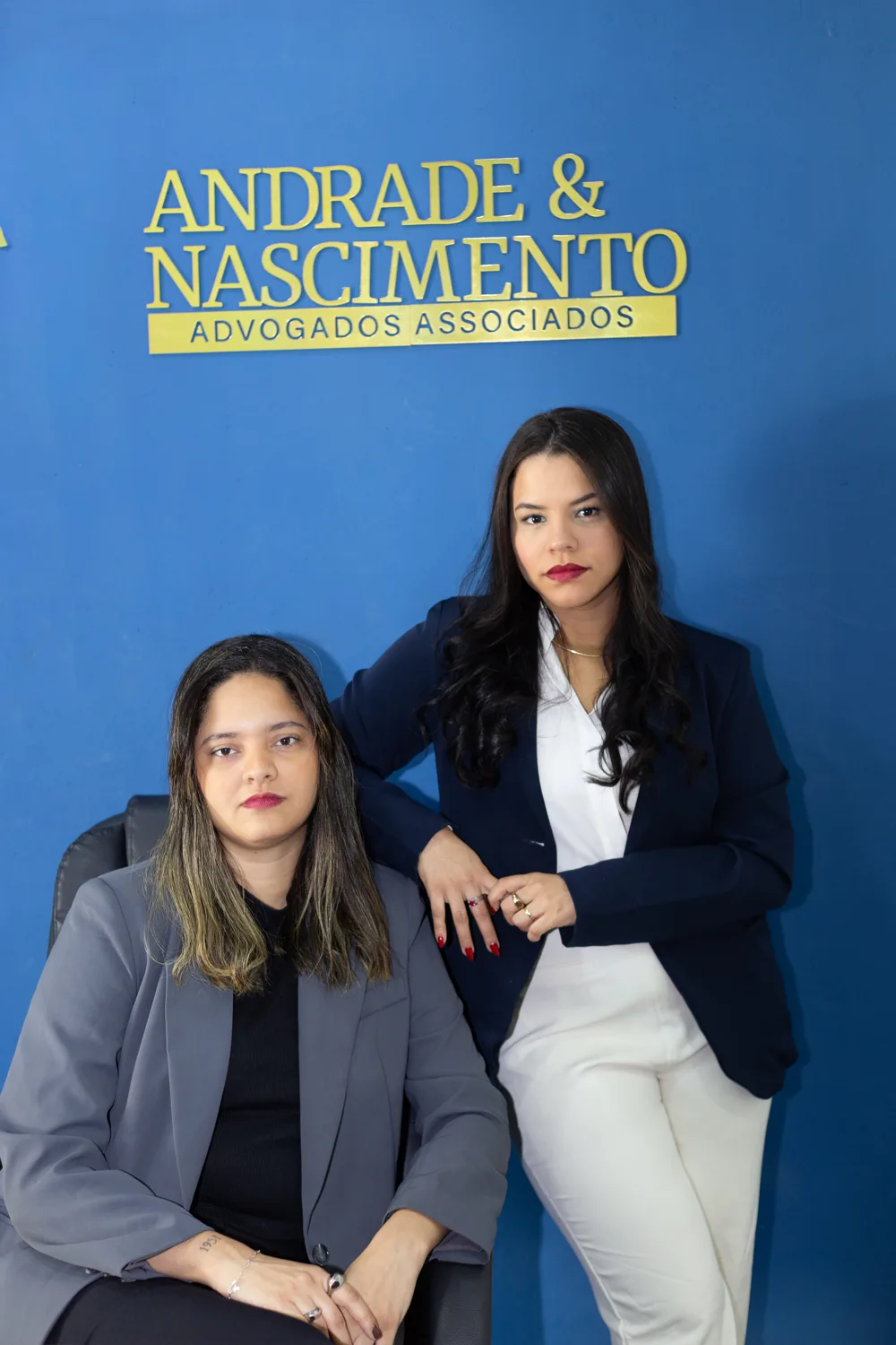 Advogadas sócias do escritório Andrade & Nascimento em frente ao letreiro da marca